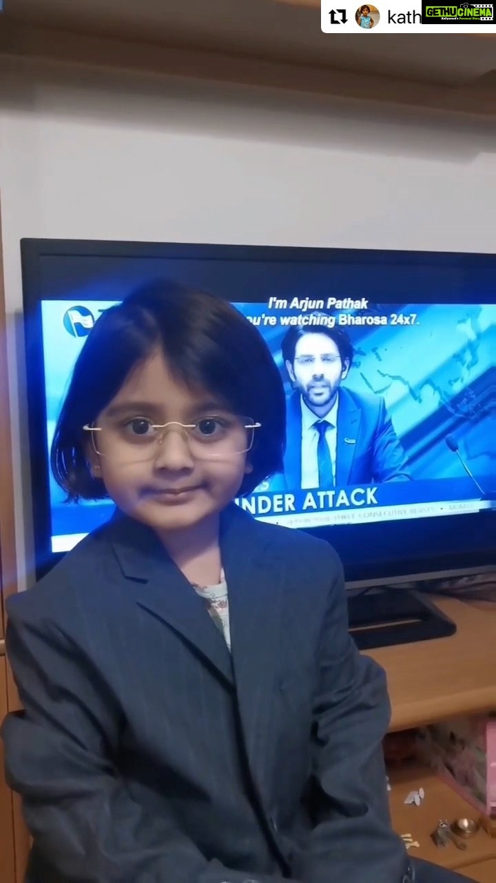 Kartik Aaryan Instagram - Cutest version of #ArjunPathak from Europe π Thank you for the worldwide love β€οΈ #Repost @kathashinde Europe mein bhi #Dhamaka mach raha hai!! π₯β€οΈ #PoseLikeKartikAaryan @kartikaaryan @netflix_in