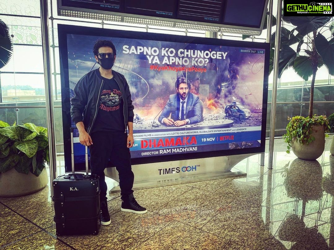 Kartik Aaryan Instagram - Dear Delhi, Shehzada will see you in 2 hours ❤️ Terminal 2 Chatrapati Shivaji Terminal Mumbai