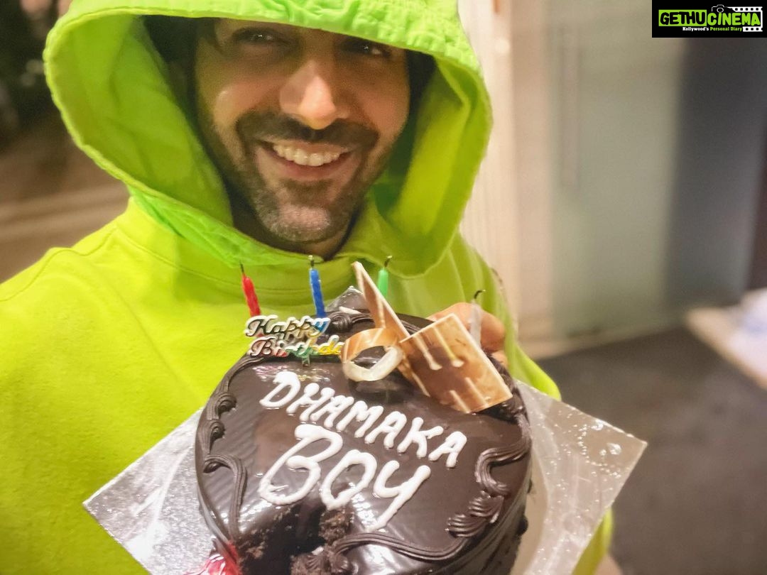 Kartik Aaryan Instagram - Phir se birthday aaya πΊπ» Phir se khushiyan laaya π₯β€οΈ Sab 2-2 baar wish karo mujhe !!