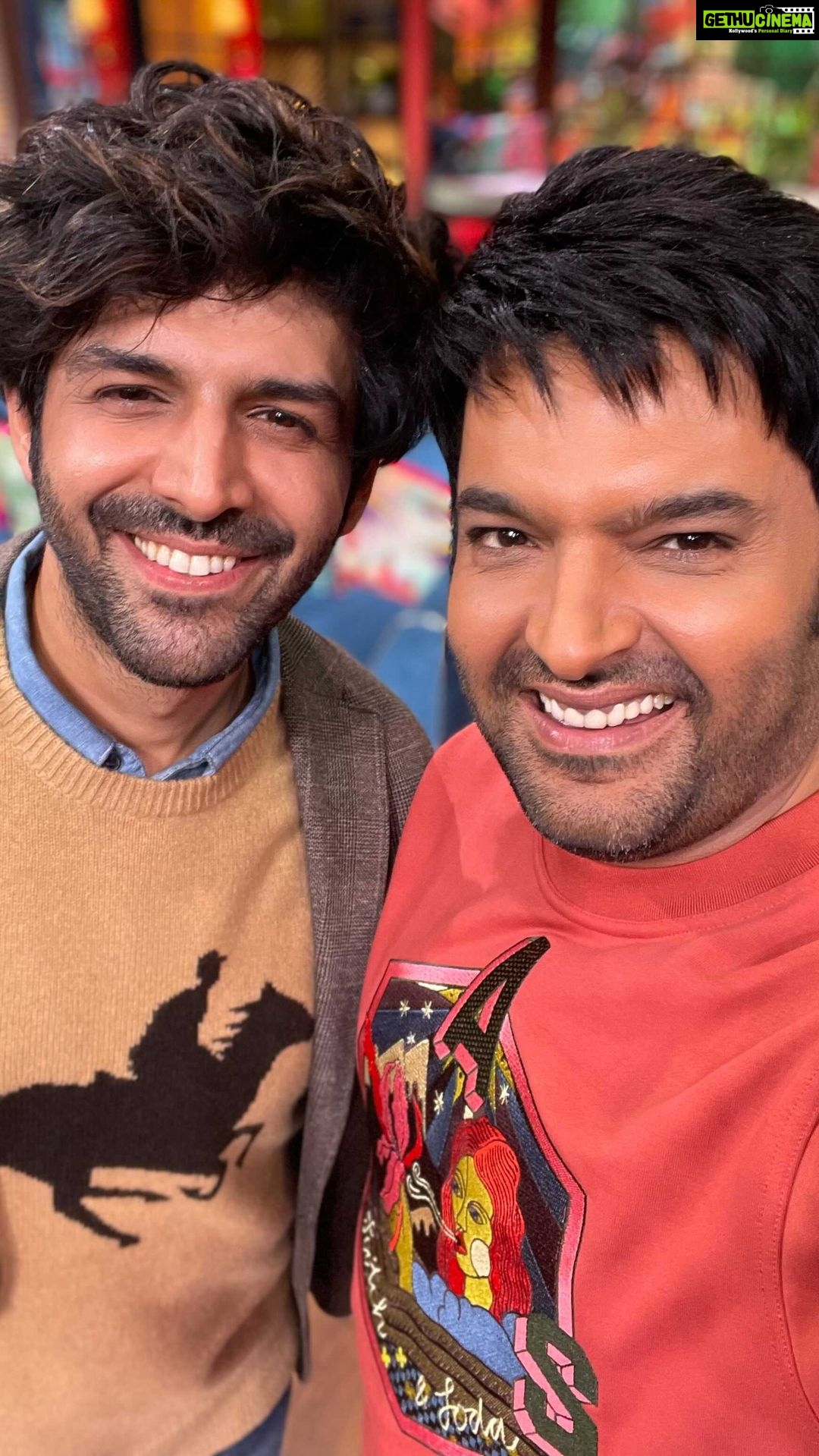 Kartik Aaryan Instagram - How can anyone be so Funny so Consistently for so many Years?? @kapilsharma and team you Rock 🤟🏽 Watch #Dhamaka -edar 💥 Episode of #TheKapilSharmaShow Tonight at 9.30 pm @sonytvofficial