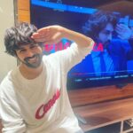 Kartik Aaryan Instagram – 190 countries mein #Dhamaka macha rahe hain !! 💥💥
Aap bhi machao !! ❤️
Apne favourite moment ke sath karo #PoseLikeKartikAaryan 😎