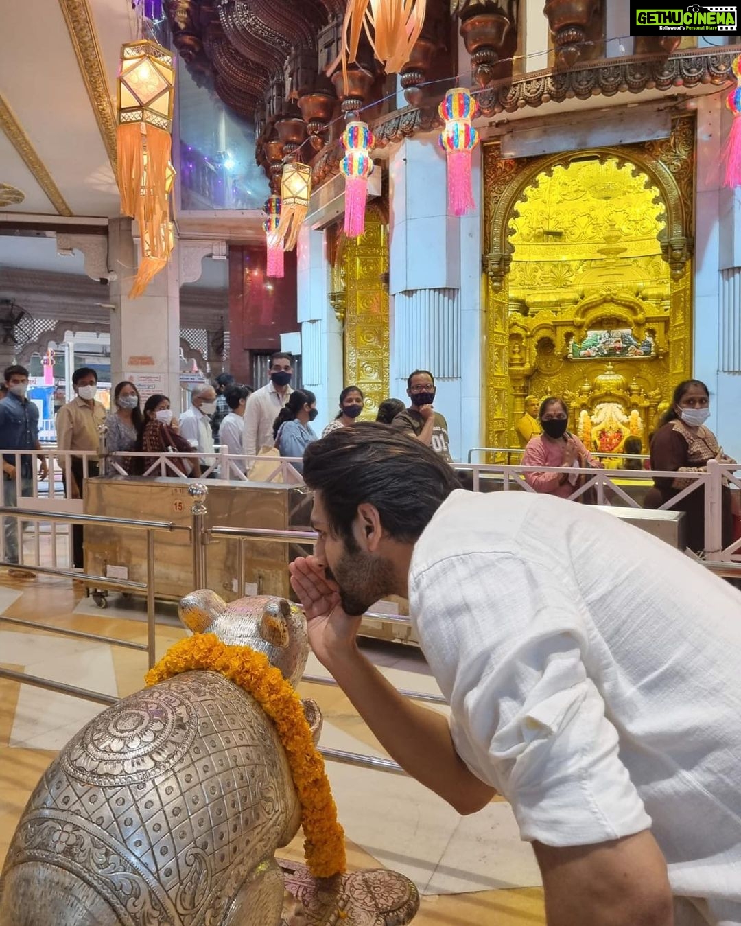 Kartik Aaryan Instagram - Aaj kaan mein sirf Thank You bola !!β€οΈ Ganpati bappa Moriya ππ» Feeling blessed with all the love coming from the industry β€οΈ Canβt wait for the fans to watch it!! ππ» #Dhamaka now LIVE on Netflix! Siddhivinayak Temple