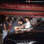 Kartik Aaryan Instagram - Bada #Dhamaka daar Chinese tha yaar 😋 💥💥 #Repost @instantbollywood ・・・ Look who we spotted on the streets of Juhu tonight? ❤️None other than #KartikAaryan enjoying a plate of Chinese post a fun #Dhamaka promotions with Salman Khan on the sets of Bigg Boss!