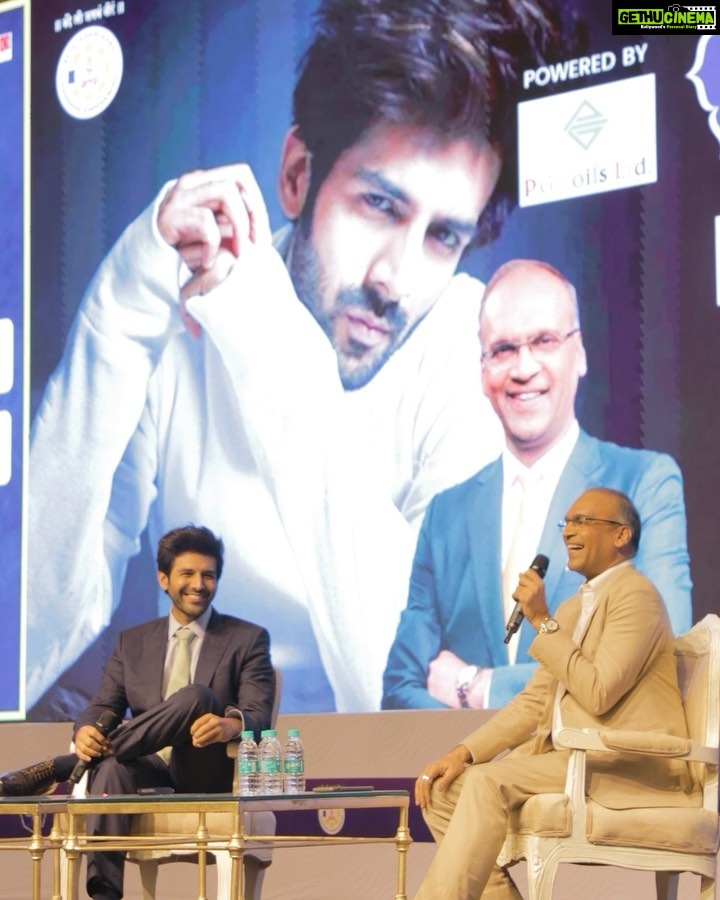 Kartik Aaryan Instagram - Jaha Youth Vaha Kartik 😂 National Youth Conclave 2022 @komal.nahta sir 🙏🏻 Jodhpur ❤️ Jodhpur Rajsthan