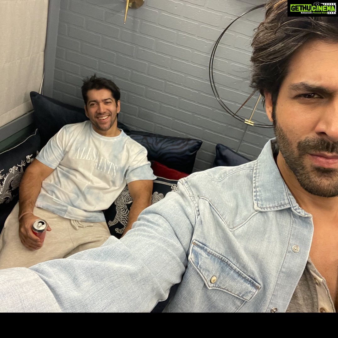 Kartik Aaryan Instagram - And thats a happy director #BecauseOfMe . . Schedule wrap #Shehzada 👑