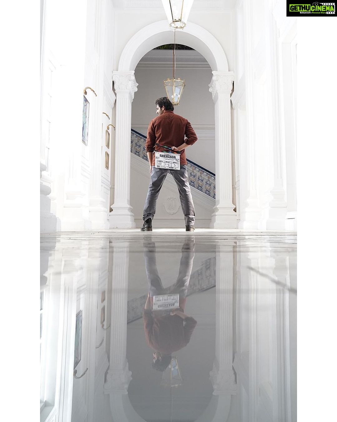 Kartik Aaryan Instagram - #Shehzada đŸ‘‘ Shuru… @kritisanon #RohitDhawan @m_koirala #PareshRawal @ronitboseroy @sachinskhedekar @ankurratheeofficial @hindujasunny #BhushanKumar #KrishanKumar #AlluAravind #SRadhaKrishna @amanthegill @tseriesfilms @tseries.official #AlluEntertainment @geethaarts @haarikahassine @bratfilmsofficial