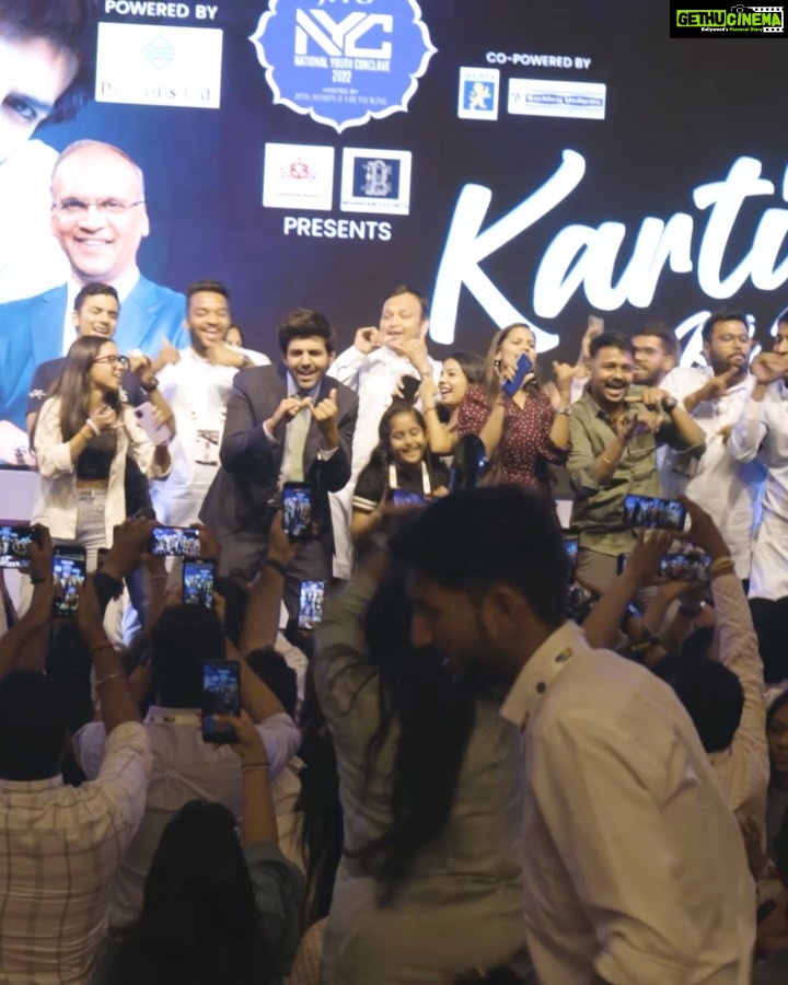 Kartik Aaryan Instagram - Jaha Youth Vaha Kartik 😂 National Youth Conclave 2022 @komal.nahta sir 🙏🏻 Jodhpur ❤️ Jodhpur Rajsthan