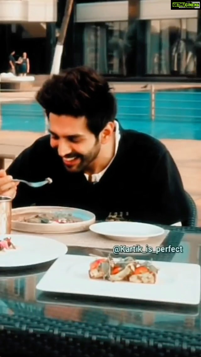 Kartik Aaryan Instagram - Itna khaata hu kya 🙈 . . #Repost @kartik_is_perfect
