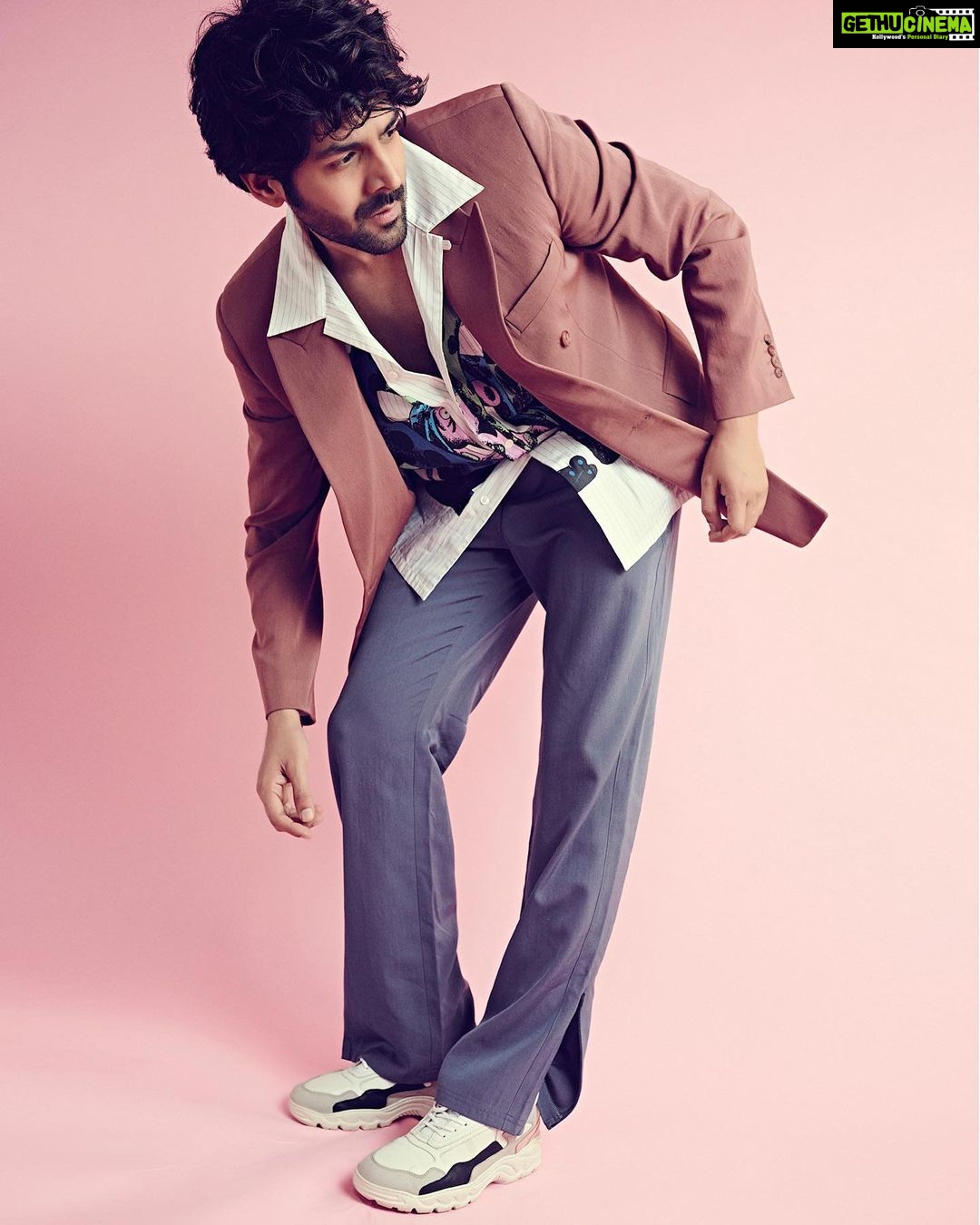 Kartik Aaryan Instagram - रंगीन #ArjunPathak 💥❤️🔥