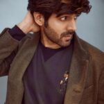 Kartik Aaryan Instagram - #Dhamaka agle शुक्रवार 💥 Netflix and chill ke plans book kar lo 🤟🏻 #19thNov