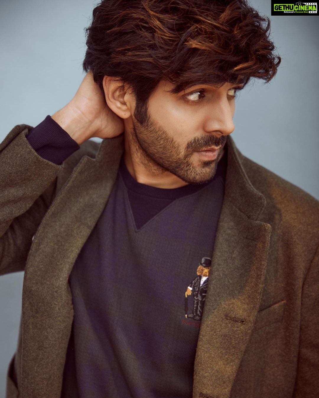 Kartik Aaryan Instagram - #Dhamaka agle शुक्रवार 💥 Netflix and chill ke plans book kar lo 🤟🏻 #19thNov