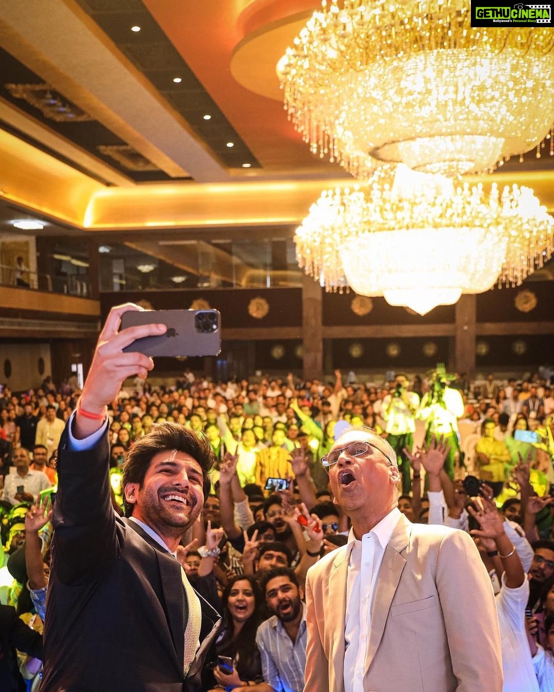 Kartik Aaryan Instagram - Jaha Youth Vaha Kartik 😂 National Youth Conclave 2022 @komal.nahta sir 🙏🏻 Jodhpur ❤️ Jodhpur Rajsthan