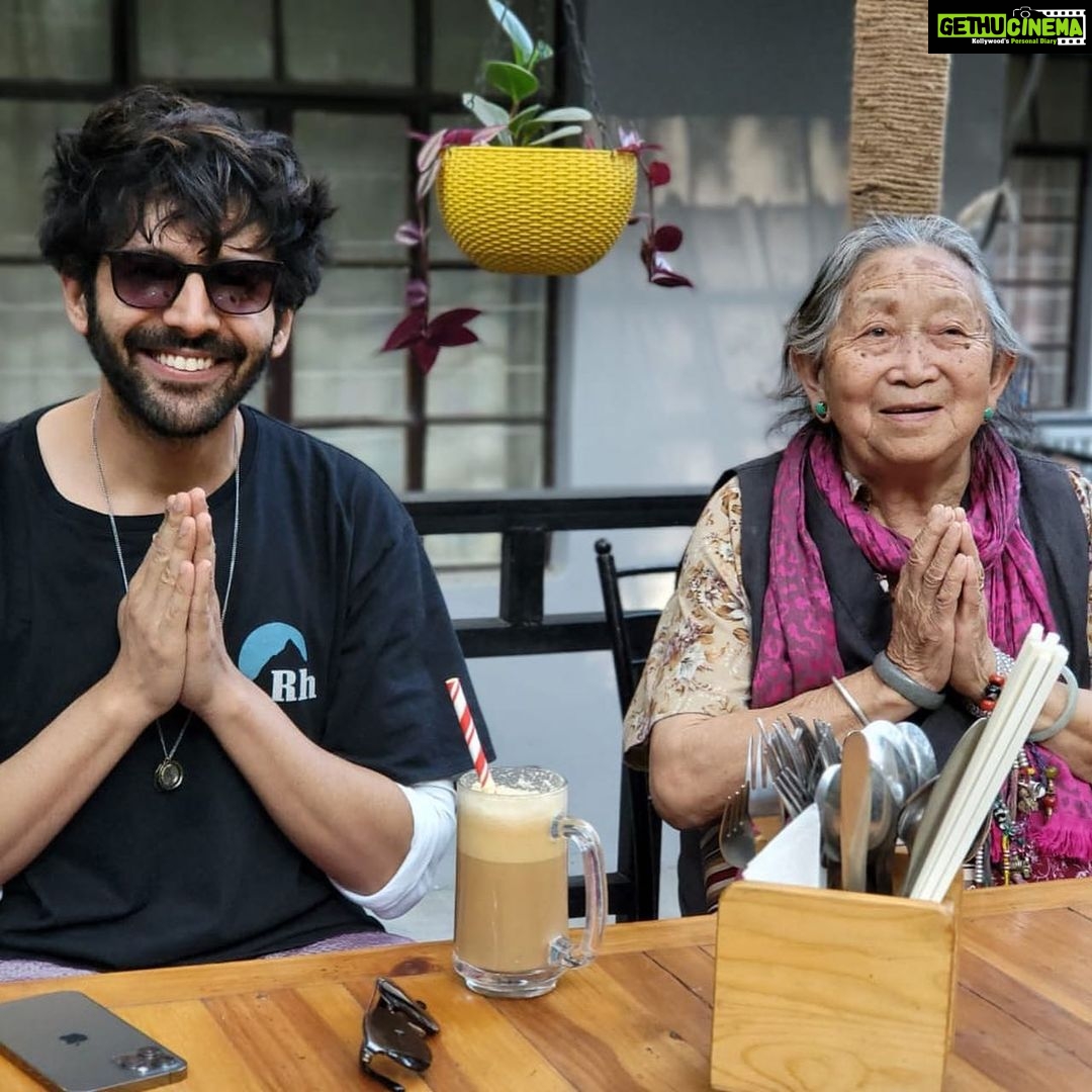 Kartik Aaryan Instagram - Met Jimmy’s dadi Grandma Momo ❤️👵🏻