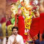 Kartik Aaryan Instagram - Ganpati Bappa Morya !!! Blessed to get my first darshan of #LalBaugchaRaja ❤️ Thank you bappa for making this a Life changing year ❤️ Aur hope karta hu aap aagey bhi meri saari mannate aise hi poori karte rahe 🙏🏻