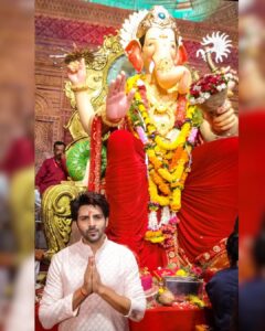 Kartik Aaryan Instagram - Ganpati Bappa Morya !!! 
Blessed to get my first darshan of  #LalBaugchaRaja ❤️
Thank you bappa for making this a 
Life changing year ❤️
Aur hope karta hu aap aagey bhi meri saari mannate aise hi poori 
karte rahe 🙏🏻