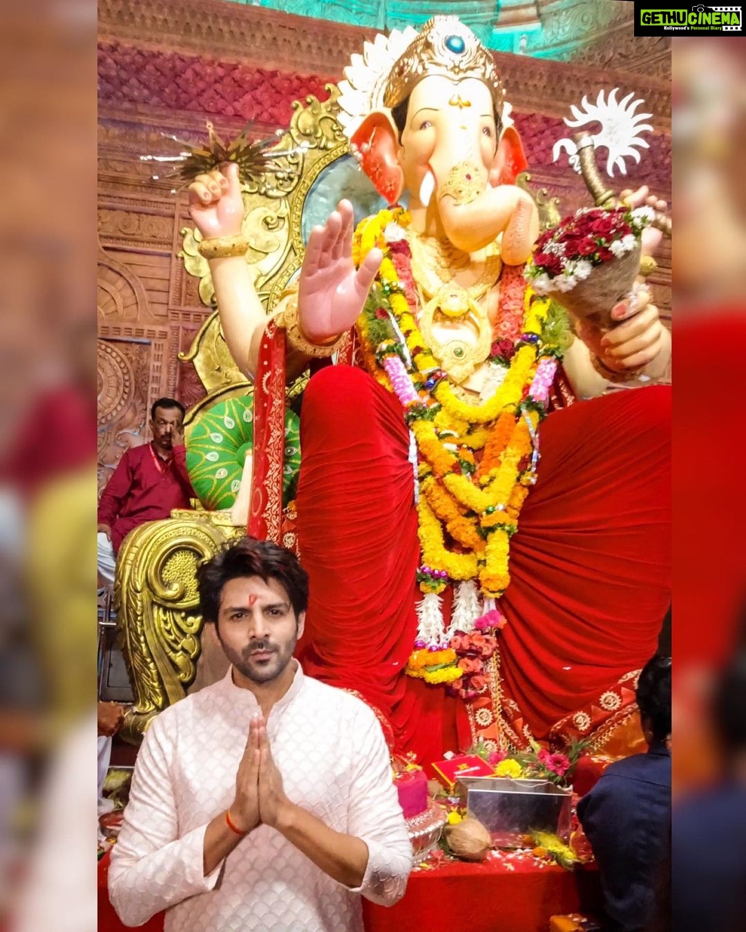 Kartik Aaryan - 1.6 Million Likes - Ganpati Bappa Morya !!!
Blessed to get my first darshan of #LalBaugchaRaja ❤️
Thank you bappa for making this a
Life changing year ❤️
Aur hope karta hu aap aagey bhi meri saari mannate aise hi poori
karte rahe 🙏🏻