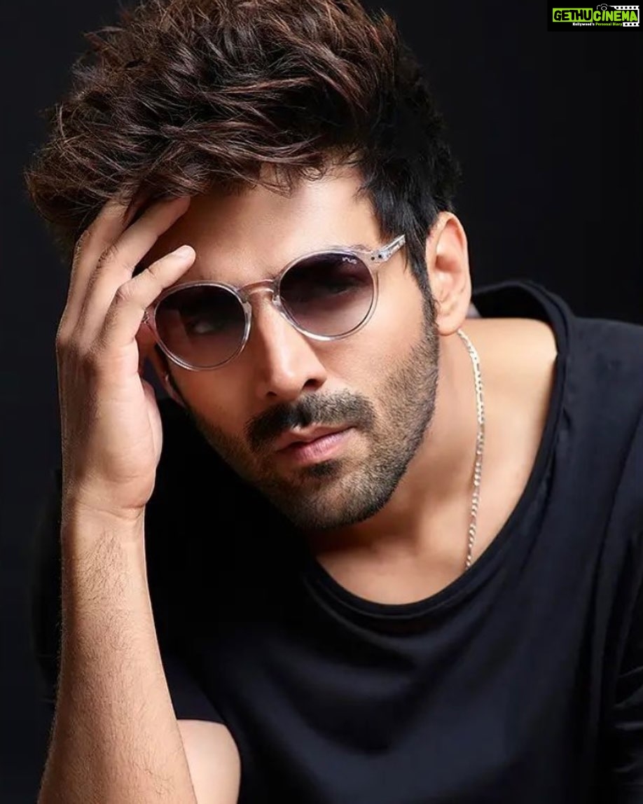 Kartik Aaryan Instagram - If you donโt take risks, You will work for someone who does ๐ @iruseyewear ๐ฅ