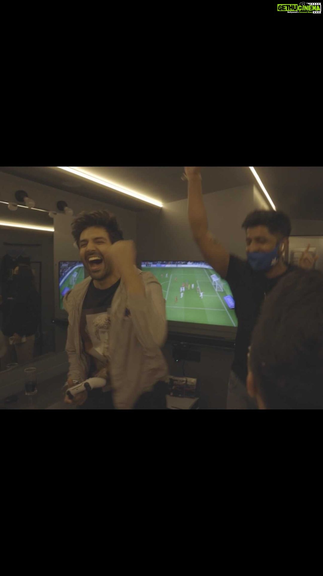 Kartik Aaryan Instagram - Football se Fifa tak 🔥 Aao kabhi haveli mein ⏯🎮⚽️ Do what #FloatsYourBoat