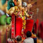 Kartik Aaryan Instagram - Ganpati Bappa Morya !!! Blessed to get my first darshan of #LalBaugchaRaja ❤️ Thank you bappa for making this a Life changing year ❤️ Aur hope karta hu aap aagey bhi meri saari mannate aise hi poori karte rahe 🙏🏻