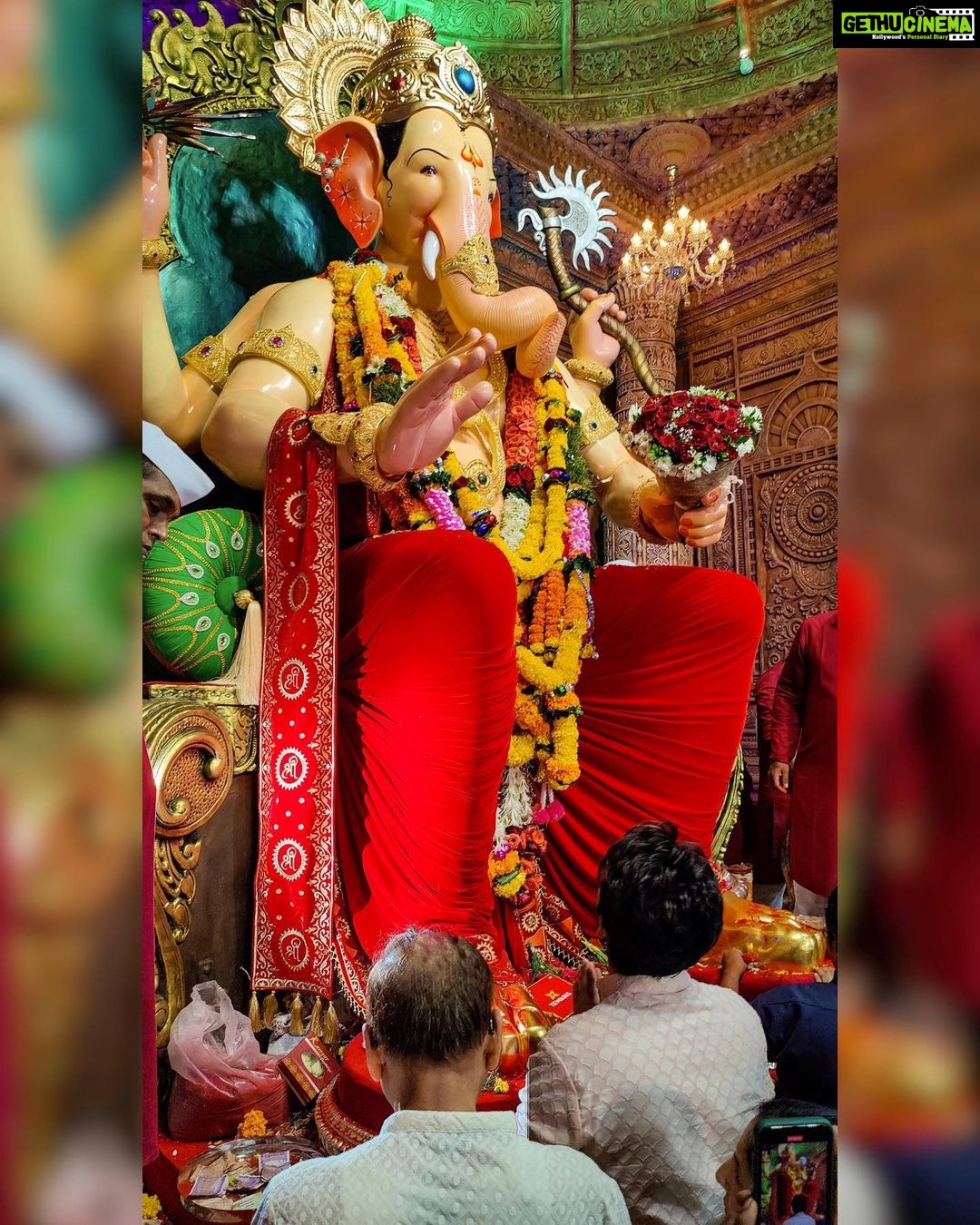 Kartik Aaryan - 1.6 Million Likes - Ganpati Bappa Morya !!!
Blessed to get my first darshan of #LalBaugchaRaja ❤️
Thank you bappa for making this a
Life changing year ❤️
Aur hope karta hu aap aagey bhi meri saari mannate aise hi poori
karte rahe 🙏🏻