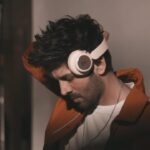 Kartik Aaryan Instagram - Itne achhe headphones hai ki kaan mein lagane ki zaroorat nahi padti @boat.nirvana 🎧