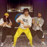 Kartik Aaryan Instagram – We cook… people look 
But this is how you do the hook 🤟🏻
#CookCookChallenge 🍜
@piyush_bhagat @shaziasamji
#CookCook 🔥