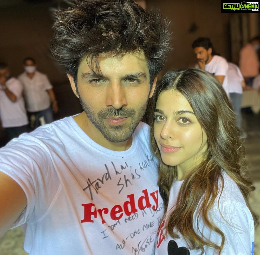 Kartik Aaryan Instagram - Its a Wrap !! 🎬 A character that will always stay like a shadow with me 🖤 #Freddy will see you at the theatres 🐢 @alayaf @ghoshshashanka @ektarkapoor @jayshewakramani @shobha9168 @ipritamofficial @kamera002 @aseemarrora #ParveezShaikh @ruchikaakapoor @gauravbose_vermillion @balajimotionpictures @nlfilms.india