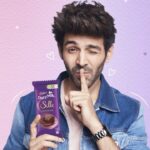 Kartik Aaryan Instagram – Are you a Silkaholic too? 🍫 
Show me your version of it 😋❤️
@cadburydairymilksilk 
#ChocolateBoy ❤️
#CadburySilk #Silkaholic 
#HowFarWillYouGoForLove?