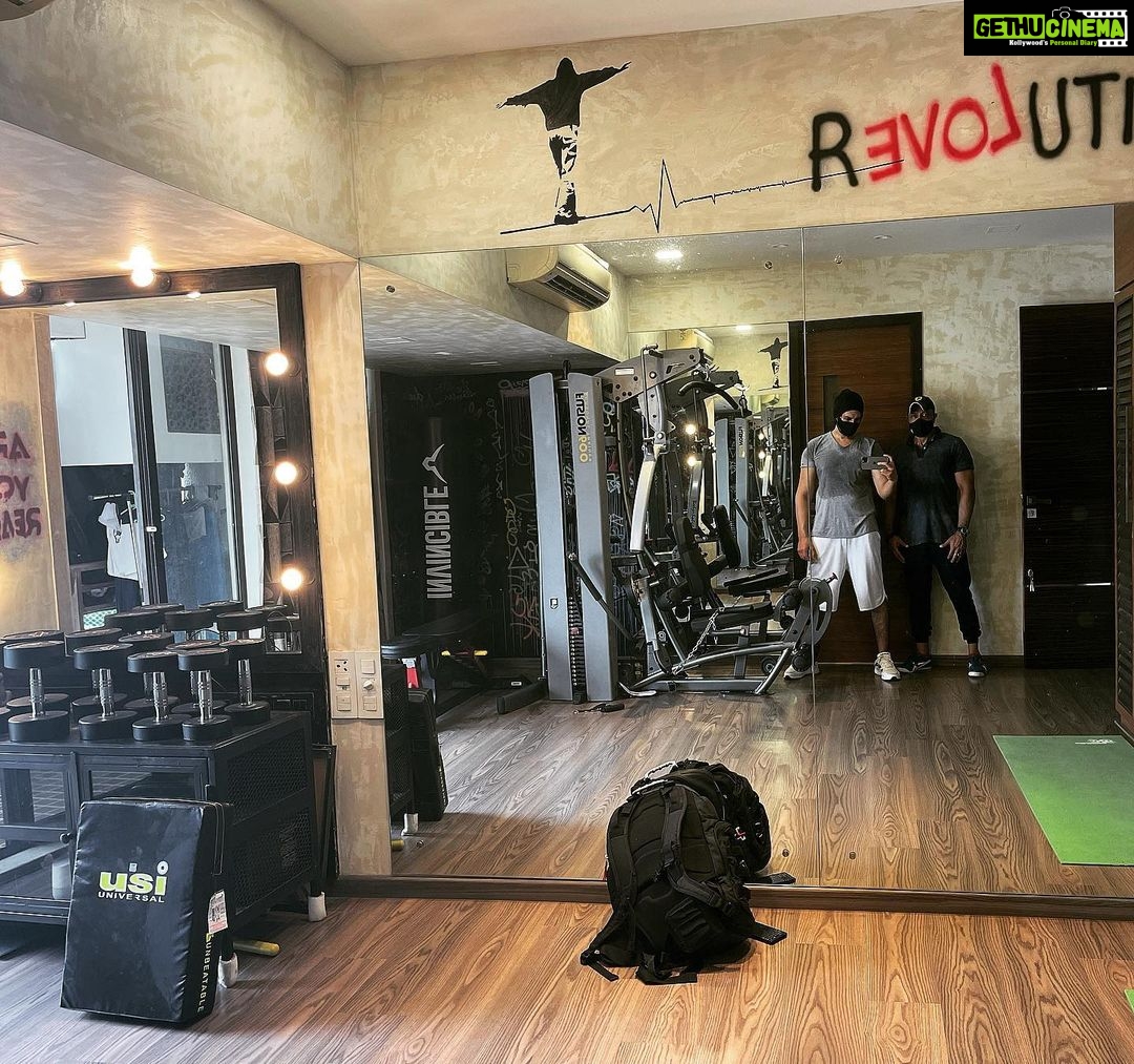 Kartik Aaryan Instagram - Had a great photoshoot 😬 With the beast @samir_jaura 🔥🔥 #SundayFitday #Workinprogress ❤️🔥