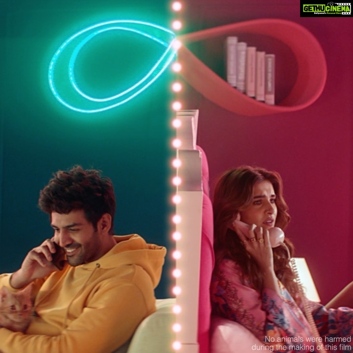 Kartik Aaryan Instagram - Hanging or Hanging up @tarasutaria 🦜 📞 🐱 @engagebyitc ❤️ #EngageFromHome