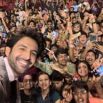 Kartik Aaryan Instagram - Back Row se Front Row tak ❤️