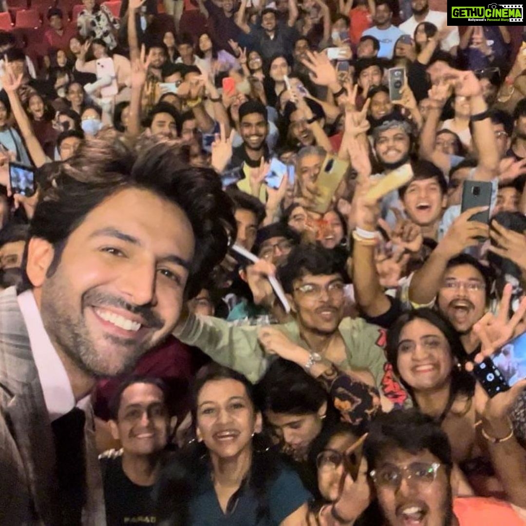 Kartik Aaryan Instagram - Back Row se Front Row tak ❤️