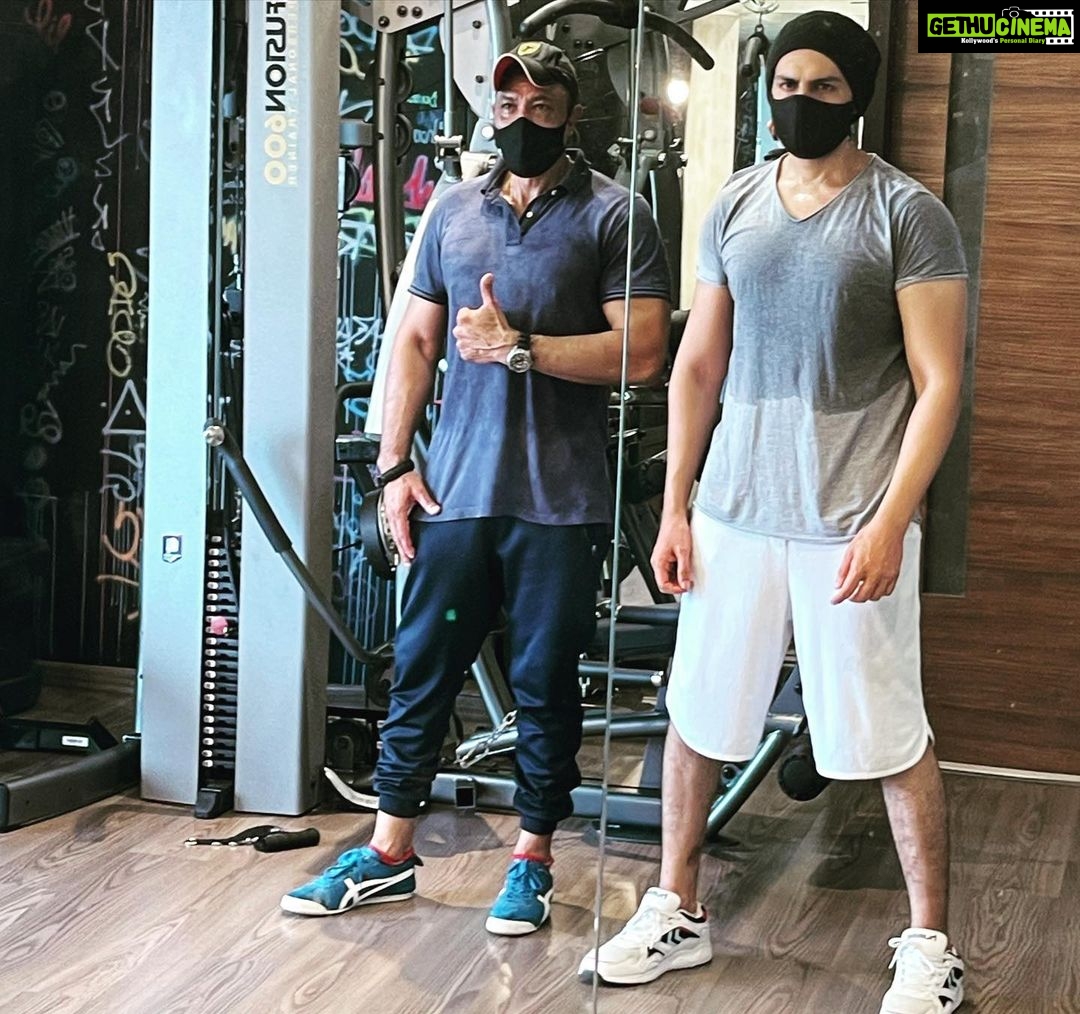 Kartik Aaryan Instagram - Had a great photoshoot 😬 With the beast @samir_jaura 🔥🔥 #SundayFitday #Workinprogress ❤️🔥