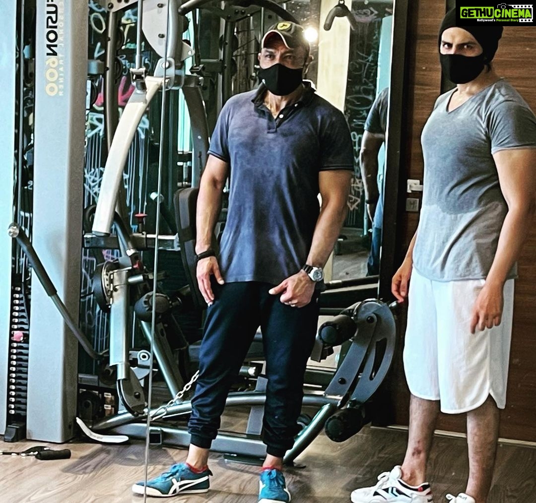 Kartik Aaryan Instagram - Had a great photoshoot 😬 With the beast @samir_jaura 🔥🔥 #SundayFitday #Workinprogress ❤️🔥