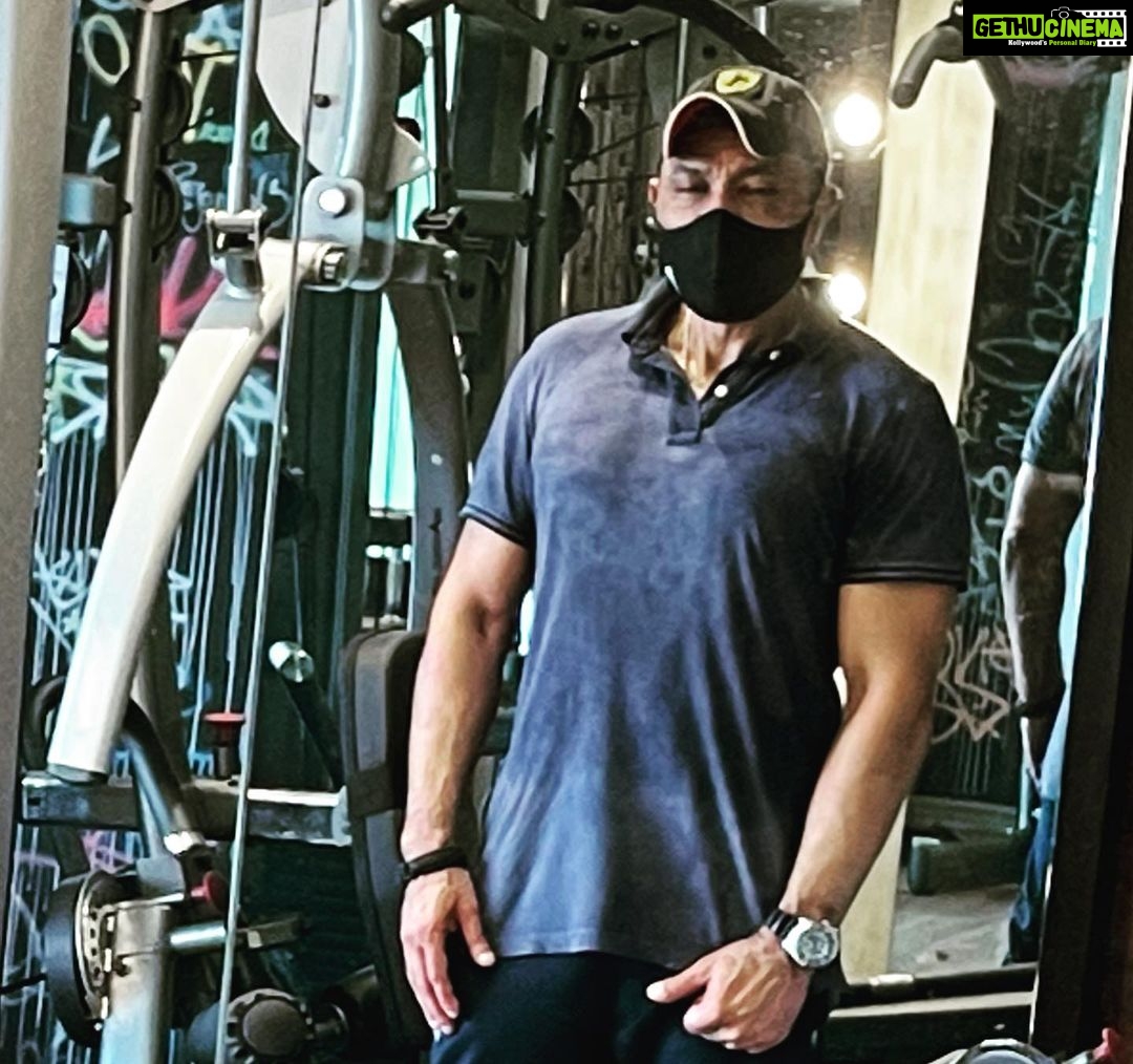 Kartik Aaryan Instagram - Had a great photoshoot 😬 With the beast @samir_jaura 🔥🔥 #SundayFitday #Workinprogress ❤️🔥