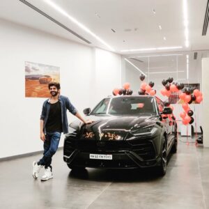 Kartik Aaryan Instagram - Kharid li....🚗
Par main shayad mehengi cheezon ke liye bana hi nahi hoon 😂