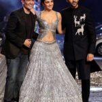 Kartik Aaryan Instagram – A walk down Magic Lane! ✨ 
Always feels surreal to walk for the genius @manishmalhotra05 ❤️ @kiaraaliaadvani 🌟
@lakmefashionwk