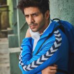 Kartik Aaryan Instagram – Smile karne ke paise lunga 
@hummelindia @boat.nirvana