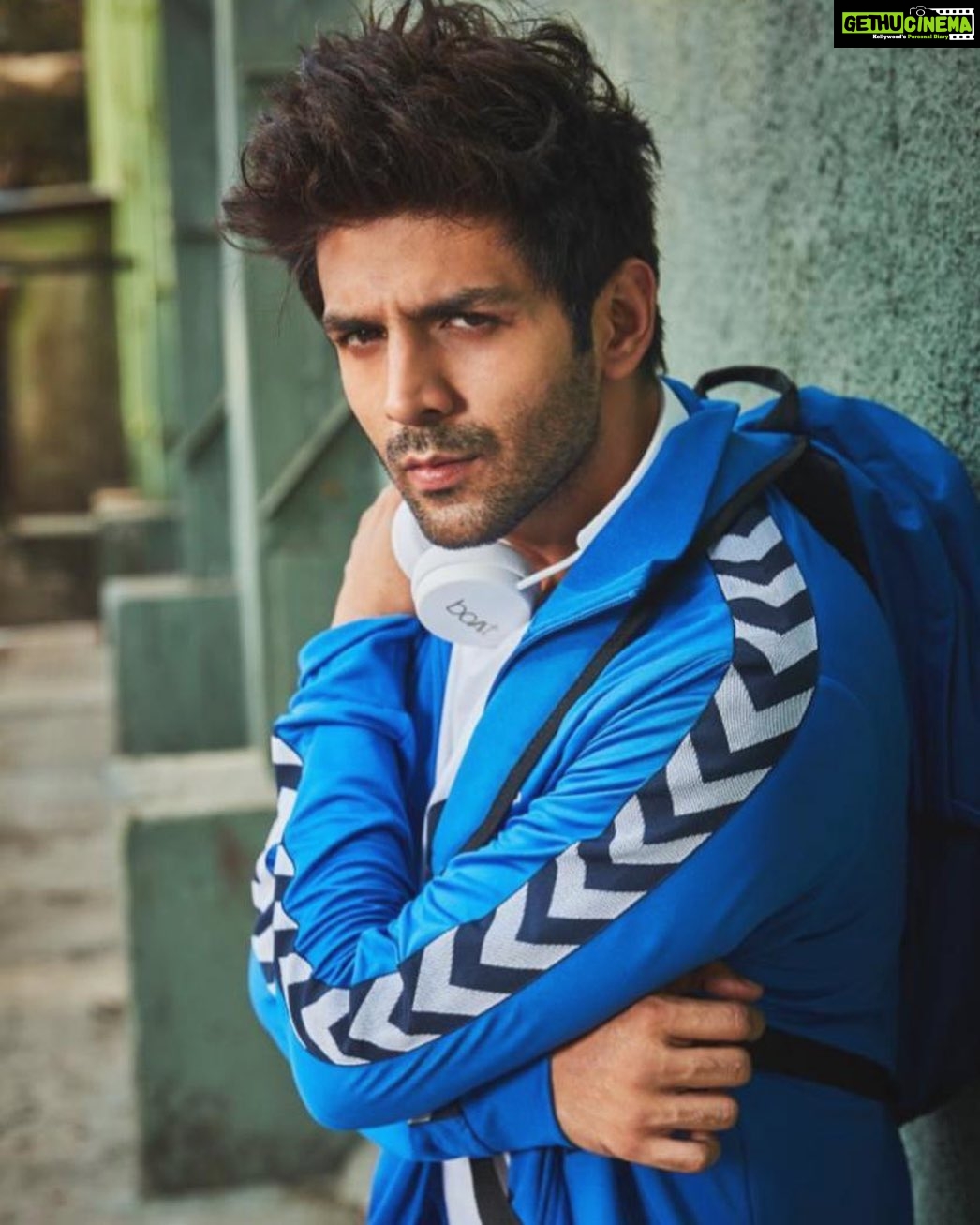 Kartik Aaryan Instagram - Smile karne ke paise lunga @hummelindia @boat.nirvana