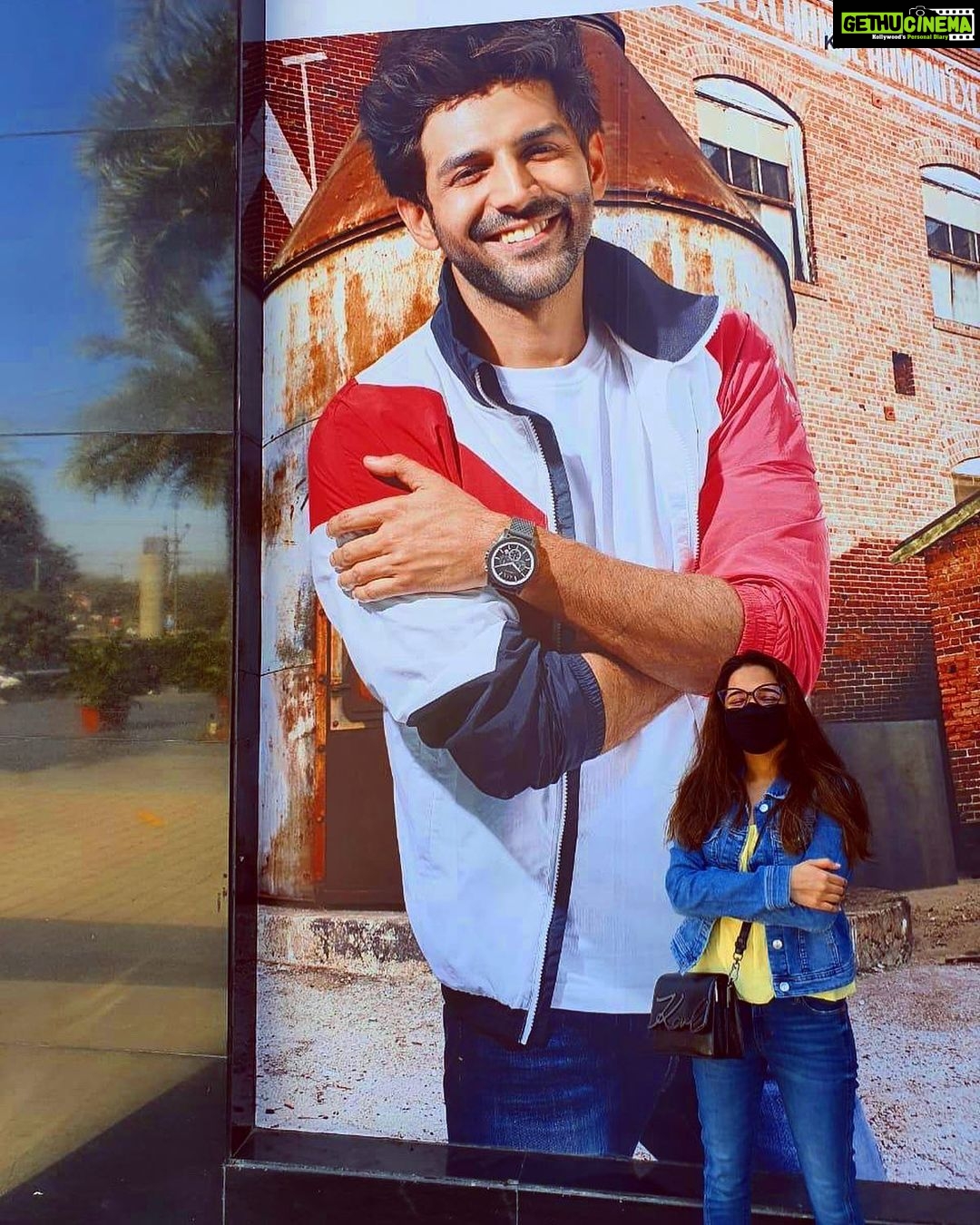 Kartik Aaryan Instagram - My Most Loyal Fan @dr.kiki_ 😜 She follows me everywhere Bhopal - The City of Lakes