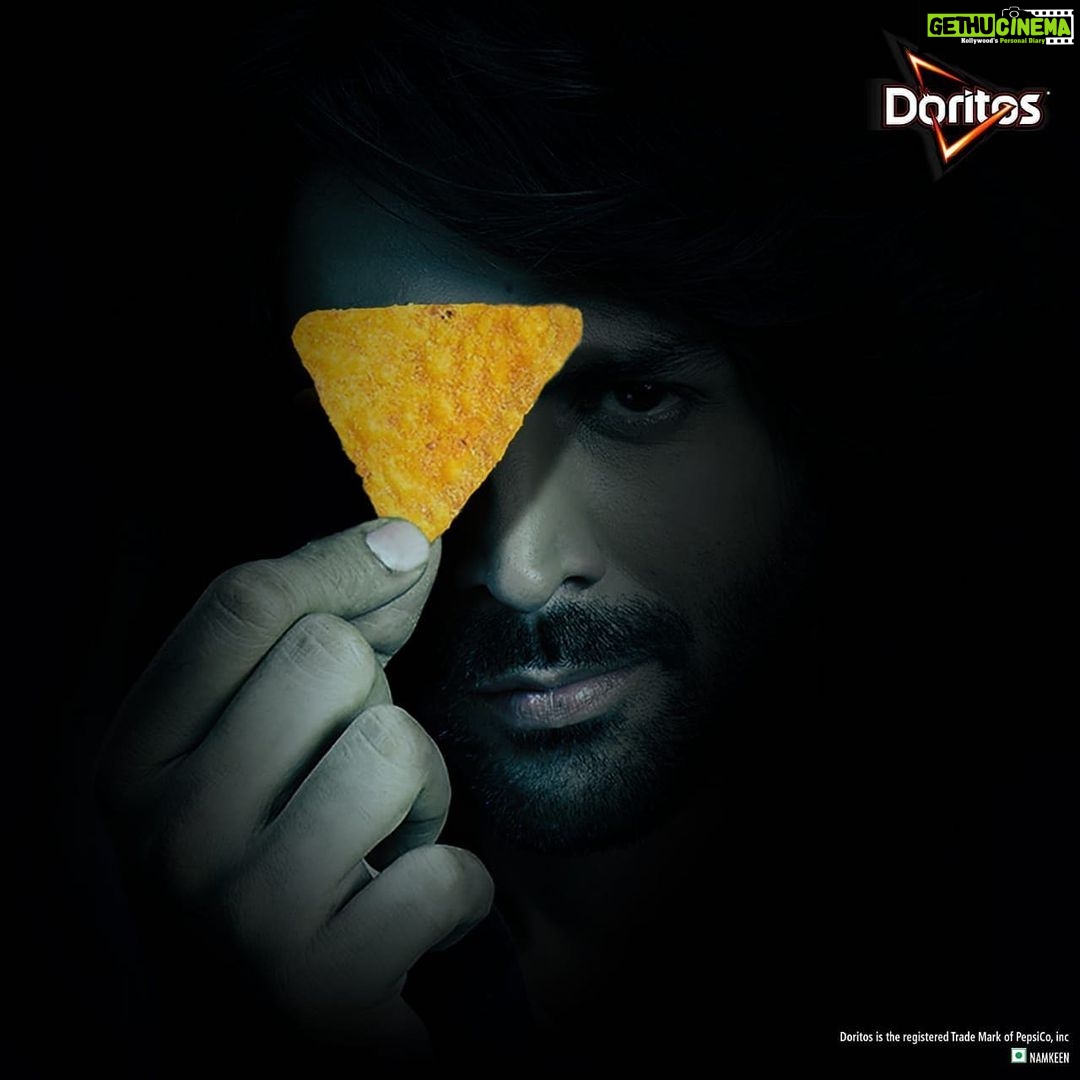 Kartik Aaryan Instagram - It's time to CRUNCH!! 👀 Super-thrilled to be a part of this bold partnership @doritosindia 🔥#DoritosForTheBold #KartikxDoritos