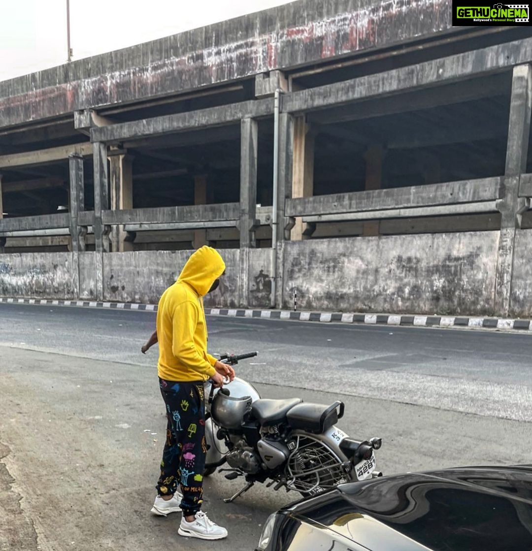 Kartik Aaryan Instagram - Lets go for a morning ride instead . . #BhoolBhulaiyaa2 👻 #Shoot