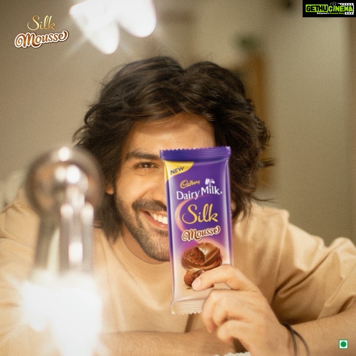 Kartik Aaryan Instagram - Craving big time Aaj tootegi diet ❤️ @cadburydairymilksilk #ChocolateBoy