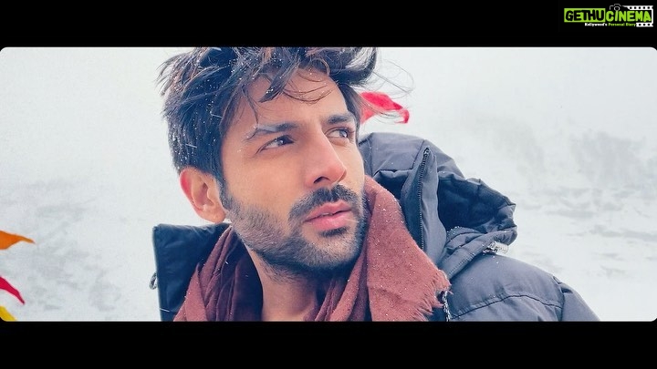 Kartik Aaryan Instagram - Baal cut gaye Lekin Snow vaala attitude nahi gaya #WinterHasCome #BackToTheOG πΆπ»