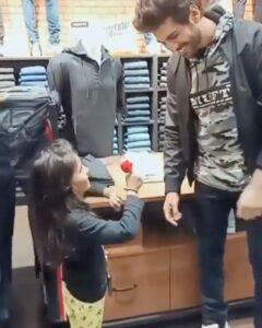 Kartik Aaryan Instagram - Aise Rose day roz roz aaye❤️ #HappyRoseDay