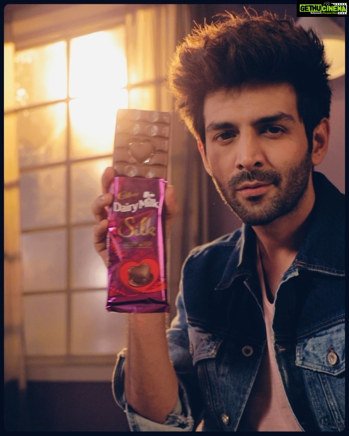 Kartik Aaryan Instagram - Mumma’s boy or Chocolate boy 😋 🍫