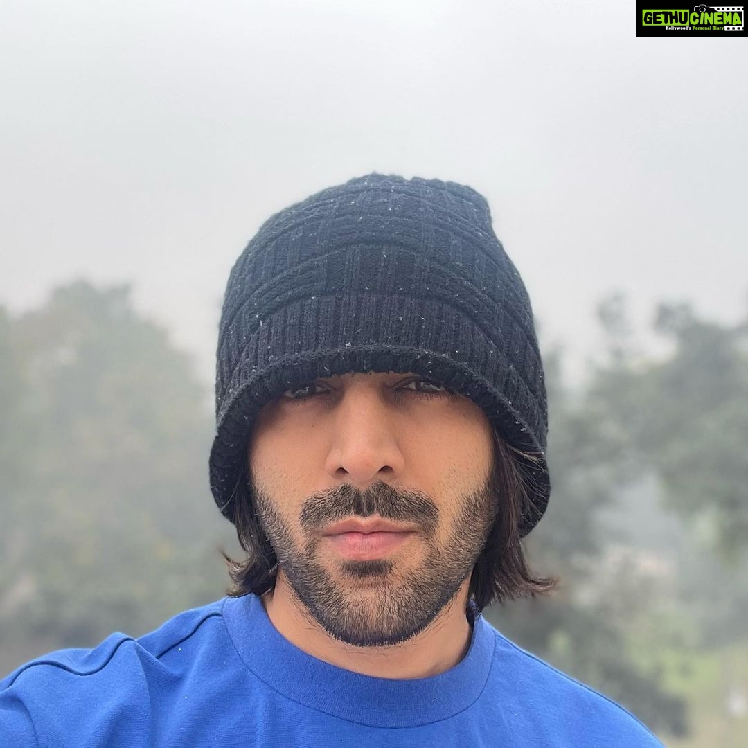 Kartik Aaryan Instagram - सर्दियों में आलू के पराठे हरी चटनी के साथ खाकर , धूप में मगरमच्छ की तरह पड़े रहने में जो सुख है, उसे ही असली सुख कहा गया है! 🧘