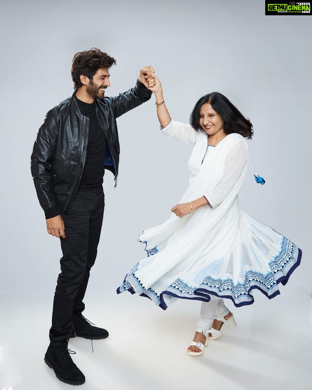 Kartik Aaryan Instagram - My World ❤️ Sab Happy Birthday bolo