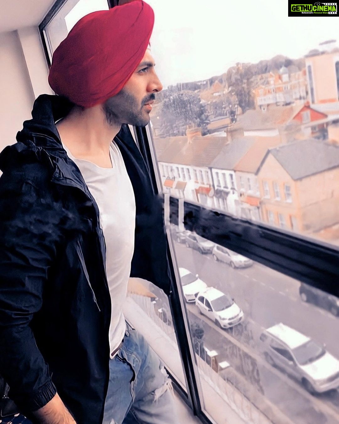 Kartik Aaryan Instagram - Do me a favour lets play Lohri 🎶 ❤️ Lohri ki lakh lakh vadhaiya 🙏🏻