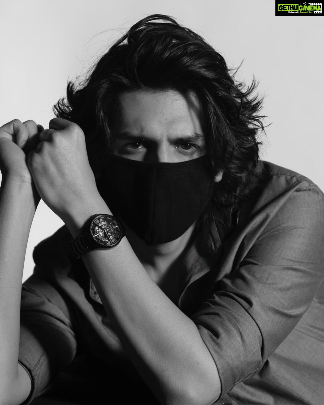 Kartik Aaryan Instagram - WATCHing You WATCHing Me 👀 . . @armaniexchange #AxTime #AxChange #KartikXArmani 🔥